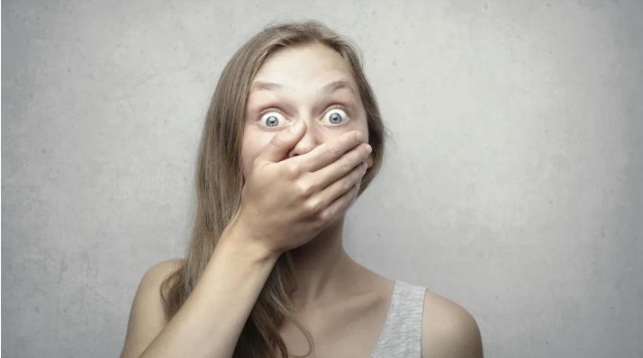 Ik betaalde mijn zus dubbel om op mijn kinderen te passen – toen ik terugkwam, vond ik ons zwembad vol modder.
