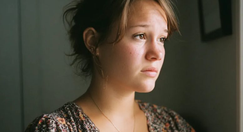 Mijn stiefmoeder gaf me 36 uur de tijd om het huis van mijn vader te verlaten, direct na zijn begrafenis – karma gaf haar het cadeau dat ze verdiende.