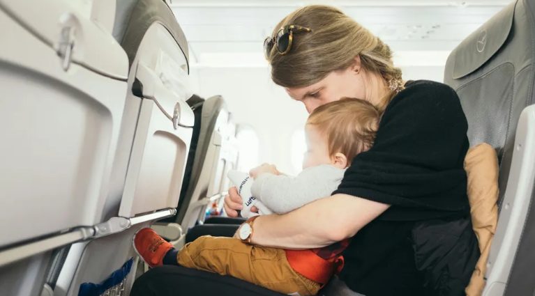 Mijn man heeft me stiekem naar de Business Class opgewaardeerd en mij met onze tweeling in de Economy Class achtergelaten – hij zag het karma niet aankomen.