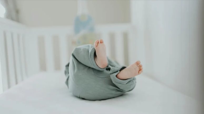 Een man zette me van mijn plek in het vliegtuig omdat mijn kleindochter huilde – maar hij had niet verwacht wie mijn plaats zou innemen.