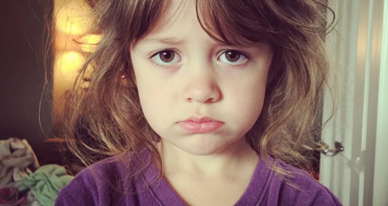 Mijn man maakte grapjes over mij en zei: "Je lijkt altijd net uit bed te komen" terwijl ik voor onze drie kinderen zorgde – hij zag er niets van aankomen.