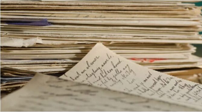 Vrouw negeert brief van man die ze 53 jaar geleden verliet, bezoekt hem één keer en vindt een vervallen huis — Het verhaal van vandaag