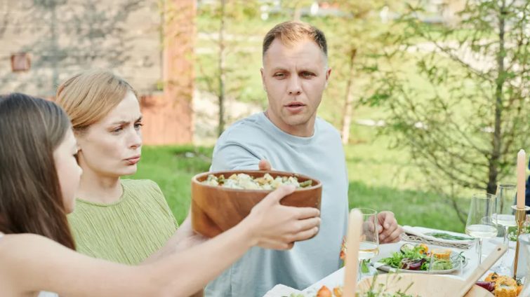Mijn biologische vader verscheen op mijn bruiloft, terwijl mijn stiefvader me naar het altaar begeleidde – wat hij daarna deed, liet iedereen met open mond achter.
