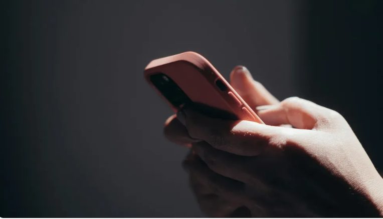Mijn vijfjarige kind gedroeg zich altijd afstandelijk in de aanwezigheid van mijn nieuwe man — Toen ik vroeg waarom, fluisterde hij: "Hij zei dat ik een probleem was."
