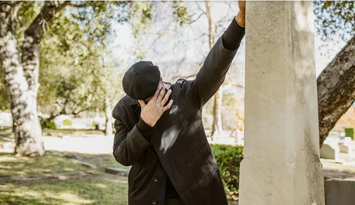 Mijn vrouw dwong mijn zwangere dochter om op een luchtbed te slapen – ze had geen idee dat ik erachter zou komen