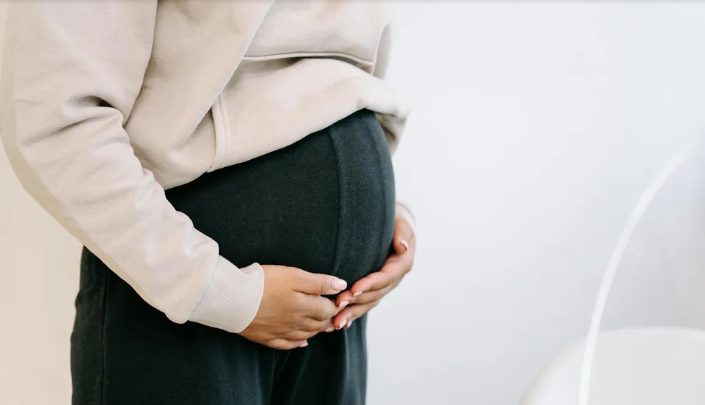 Nadat ik bevallen was en mijn man het gezicht van onze baby zag, begon hij elke nacht stiekem weg te gaan – dus volgde ik hem.