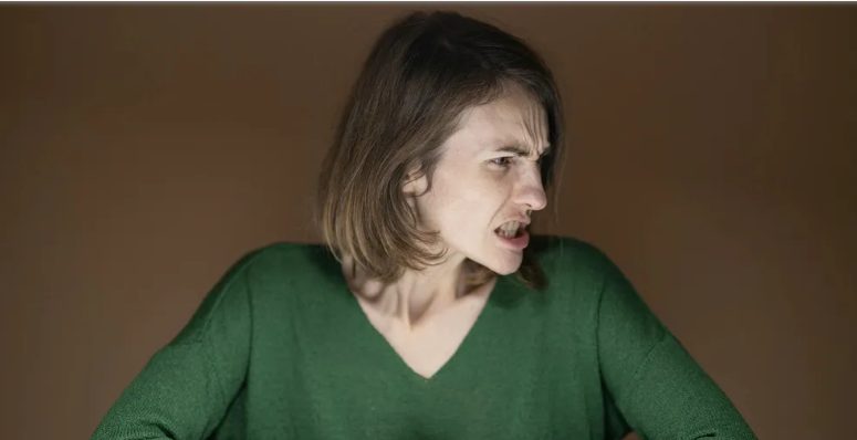 Stiefmoeder gaf me 36 uur om het huis van mijn vader te verlaten direct na zijn begrafenis – karma bezorgde haar het verdiende loon