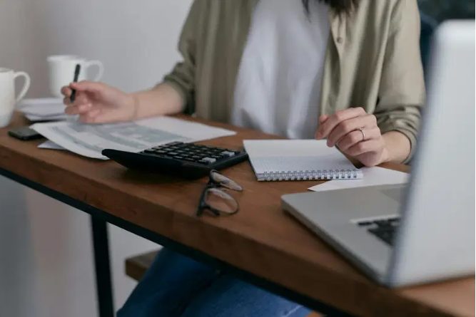 Mijn man bracht een ‘tweede vrouw’ mee — ik stemde toe, maar mijn ene voorwaarde liet hem met niets achter