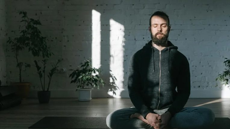 Mijn kleinzoon liet me op een yogamat slapen om geen hotel te hoeven betalen, en minder dan 24 uur later sloeg karma toe.