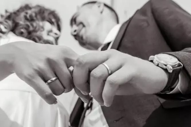 Mijn man bracht een ‘tweede vrouw’ mee — ik stemde toe, maar mijn ene voorwaarde liet hem met niets achter