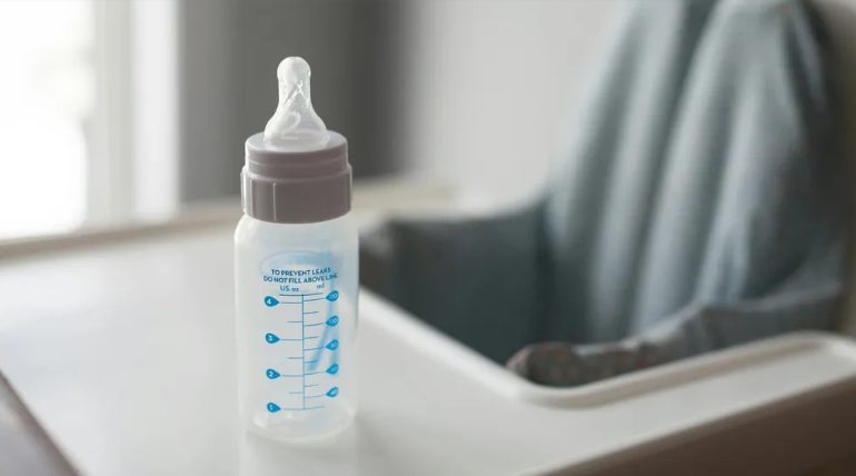 Ik viel in slaap met mijn baby in de wasserette – maar toen ik de wasmachine opende, kon ik niet geloven wat ik erin zag.