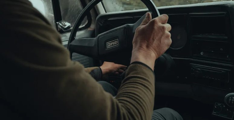 Ik zag een kleine jongen huilen in de schoolbus, en ik sprong in om te helpen toen ik zijn handen zag.