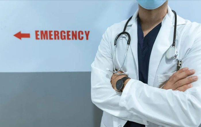 Mijn pasgeboren baby schreeuwde in de spoedafdeling toen een man met een Rolex zei dat ik middelen verspilde – en toen kwam de dokter binnen en verraste iedereen.