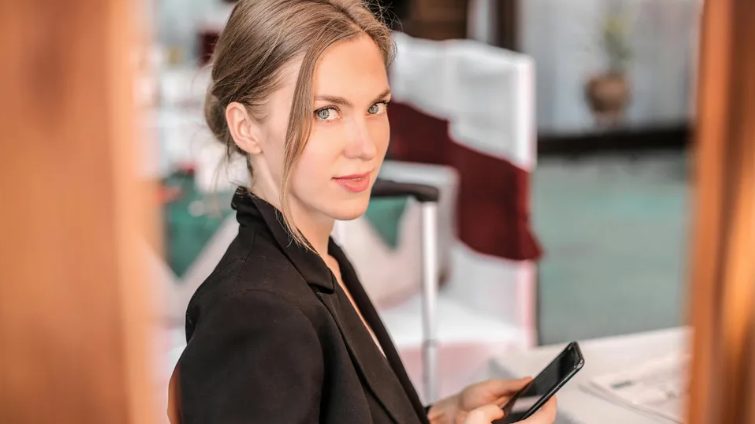 De nieuwe vriendin van mijn ex-man vond mijn nummer om me maar één vraag te stellen — toen ik haar sms las, was ik sprakeloos.