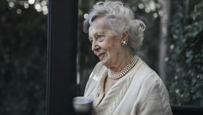 Ik adopteerde een meisje met het syndroom van Down dat niemand wilde, net nadat elf Rolls-Royces voor mijn veranda parkeerden.