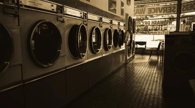 Ik viel in slaap met mijn baby in de wasserette – maar toen ik de wasmachine opende, kon ik niet geloven wat ik erin zag.