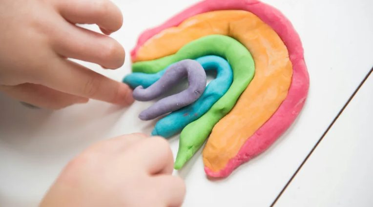 Mijn neefje heeft boetseerklei in mijn toilet gedaan en ons splinternieuwe huis overstroomd — zijn ouders weigerden te betalen, dus ik heb ze zelf een lesje geleerd.