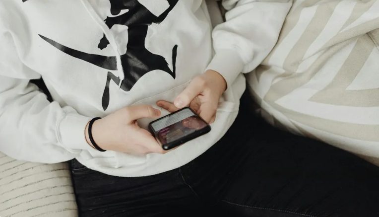 Mijn vijfjarige kind gedroeg zich altijd afstandelijk in de aanwezigheid van mijn nieuwe man — Toen ik vroeg waarom, fluisterde hij: "Hij zei dat ik een probleem was."