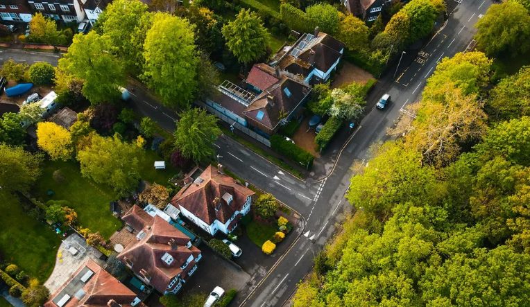 Mijn buurman blokkeerde een maand lang mijn oprit — dus liet ik de bewonersvereniging hem een lesje leren dat hij nooit zal vergeten