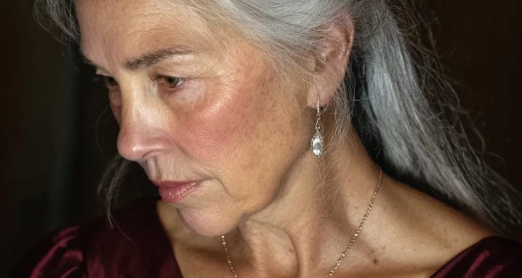Mijn stiefmoeder verbrandde alle jurken van mijn overleden moeder en noemde ze ‘oude vodden’ – de manier waarop karma haar terugpakte was meedogenloos.