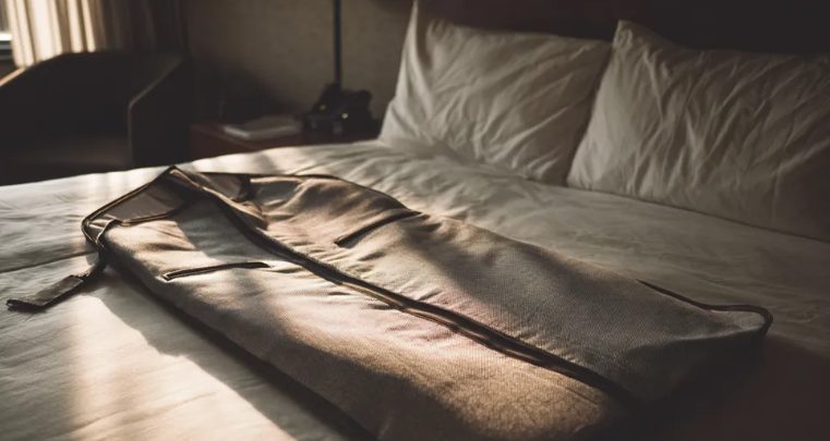 Mijn stiefmoeder verbrandde alle jurken van mijn overleden moeder en noemde ze ‘oude vodden’ – de manier waarop karma haar terugpakte was meedogenloos.