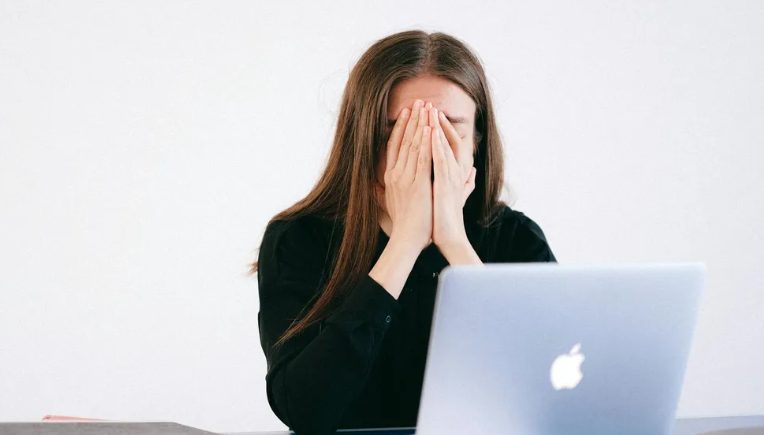 Mijn buurman blokkeerde een maand lang mijn oprit — dus liet ik de bewonersvereniging hem een lesje leren dat hij nooit zal vergeten
