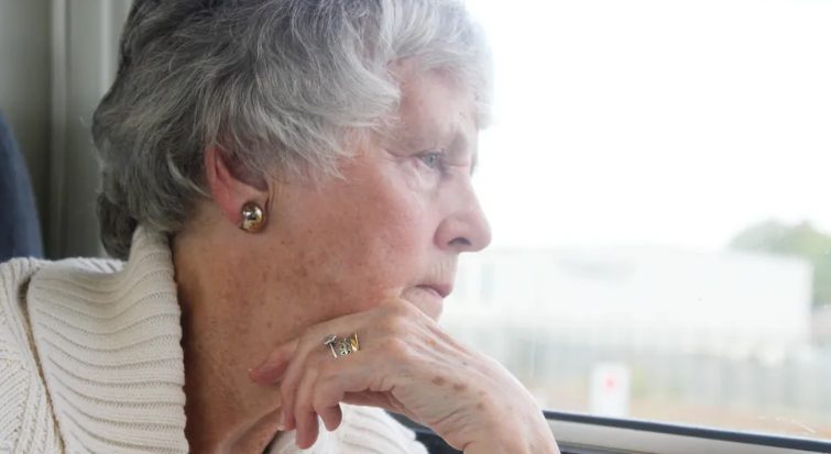 Een moeder ziet het graf van haar schoondochter een jaar na de dood van haar zoon – Verhaal van de dag