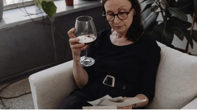 Vrouw negeert brief van man die ze 53 jaar geleden verliet, bezoekt hem één keer en vindt een vervallen huis — Het verhaal van vandaag