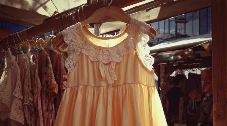 Ik kocht een jurk voor een meisje dat ik op de rommelmarkt had ontmoet – de volgende dag klopte ze op mijn deur en ik verstijfde.