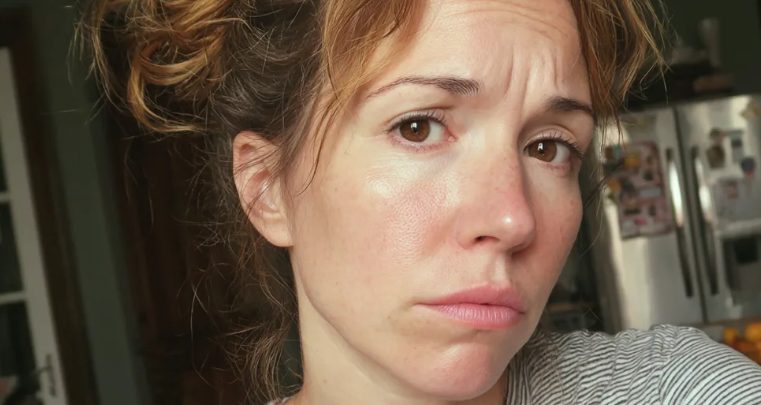 Mijn man maakte grapjes over mij en zei: "Je lijkt altijd net uit bed te komen" terwijl ik voor onze drie kinderen zorgde – hij zag er niets van aankomen.