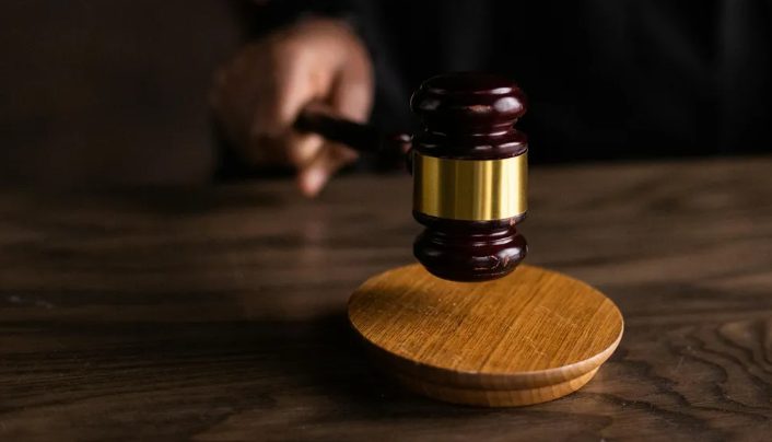 Beschuldigde moeder in de rechtszaal ziet haar stomme dertienjarige zoon schrijven: ‘Ik heb een opname. Ik weet wie dit heeft gedaan.’