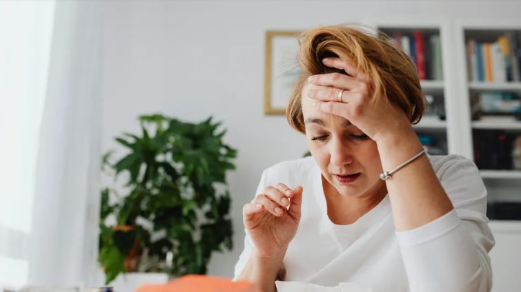 Mijn biologische vader verscheen op mijn bruiloft, terwijl mijn stiefvader me naar het altaar begeleidde – wat hij daarna deed, liet iedereen met open mond achter.