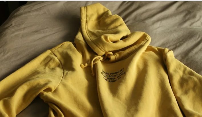 Mijn schoonmoeder gooide de kleren van mijn overleden zoon in de vuilnisbak, maar ik onthulde voor iedereen een nog erger geheim van haar.