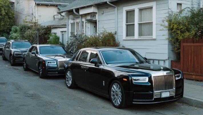 Ik adopteerde een meisje met het syndroom van Down dat niemand wilde, net nadat elf Rolls-Royces voor mijn veranda parkeerden.