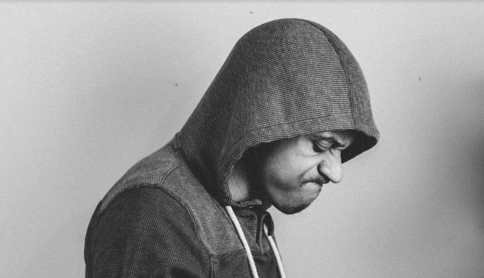 Mijn buren wilden zonlicht voor hun bubbelbad, dus kapten ze de 50 jaar oude appelboom van mijn grootouders om – en ze kregen er meteen spijt van.