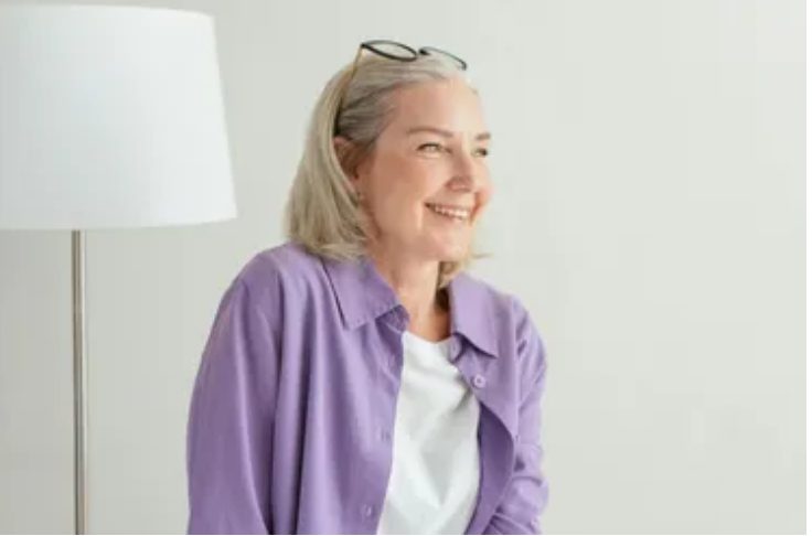 Mijn lieve oma liet me een foto van ons achter, terwijl mijn ambitieuze moeder en zus het huis en de auto hielden – ik begreep al snel dat ze echt voorbereid was..