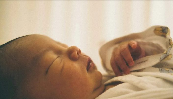 Nadat ik bevallen was en mijn man het gezicht van onze baby zag, begon hij elke nacht stiekem weg te gaan – dus volgde ik hem.