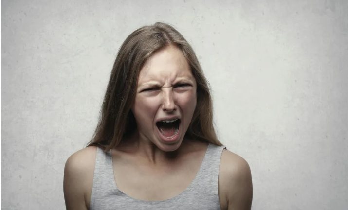 Toekomstige schoonzus leende de trouwjurk van mijn overleden moeder – wat ze ermee deed, brak me compleet.
