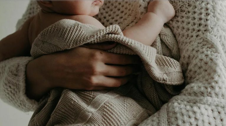 Ik vond een huilende baby verlaten op een bank - toen ik ontdekte wie het was, werd mijn leven op zijn kop gezet.