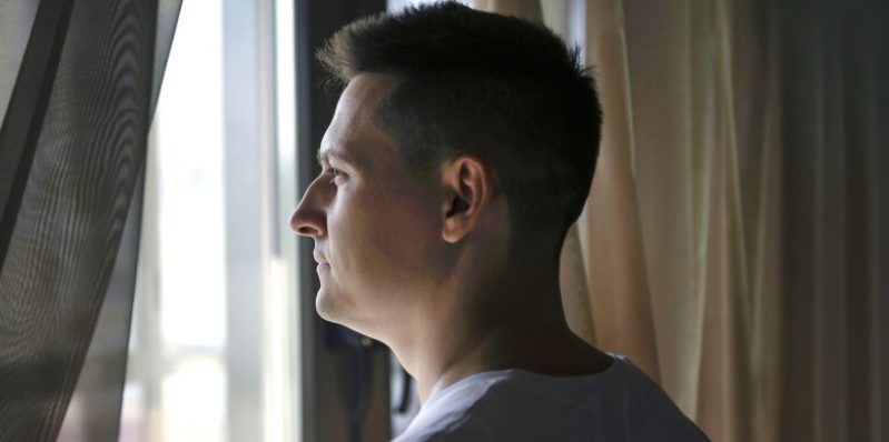 Mijn verloofde stond erop foto’s van haar overleden echtgenoot op onze bruiloft te tonen — ik stemde toe, maar onder één voorwaarde