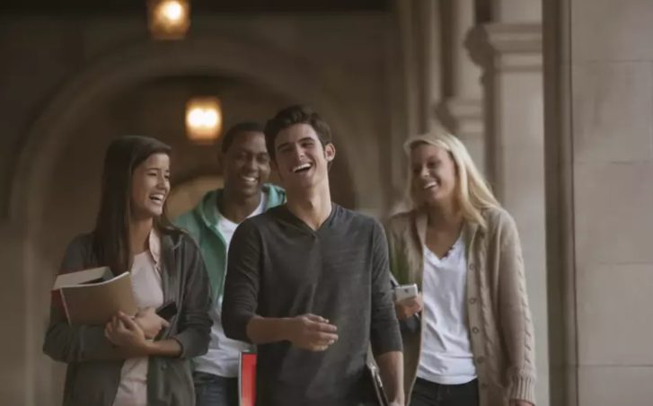 Schoonfamilie bespot de schoonmaakster als moeder van de bruidegom totdat ze het podium betreedt om het bruidspaar te feliciteren – Verhaal van de Dag