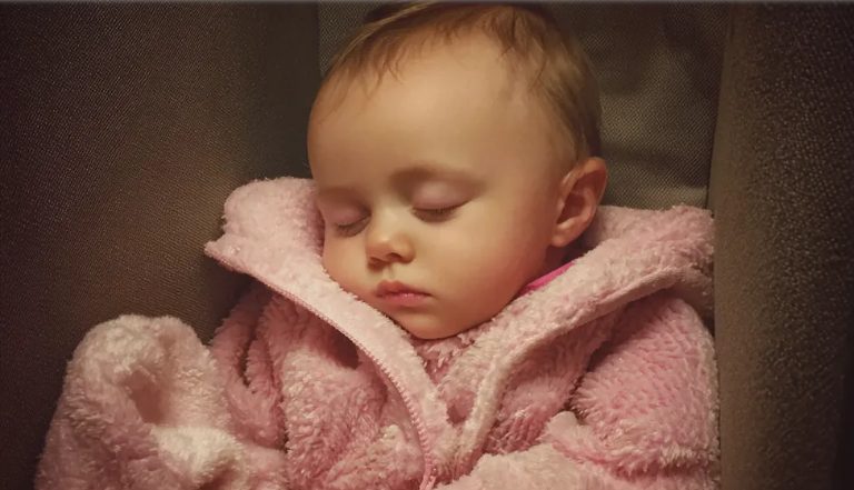 Ik vond een baby die in een lift was achtergelaten – een jaar later ontdekte ik de waarheid over het kind.