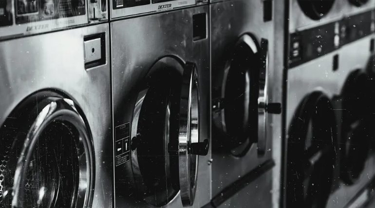 Ik viel in slaap met mijn baby in de wasserette – maar toen ik de wasmachine opende, kon ik niet geloven wat ik erin zag.