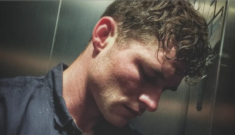Ik vond een baby die in een lift was achtergelaten – een jaar later ontdekte ik de waarheid over het kind.