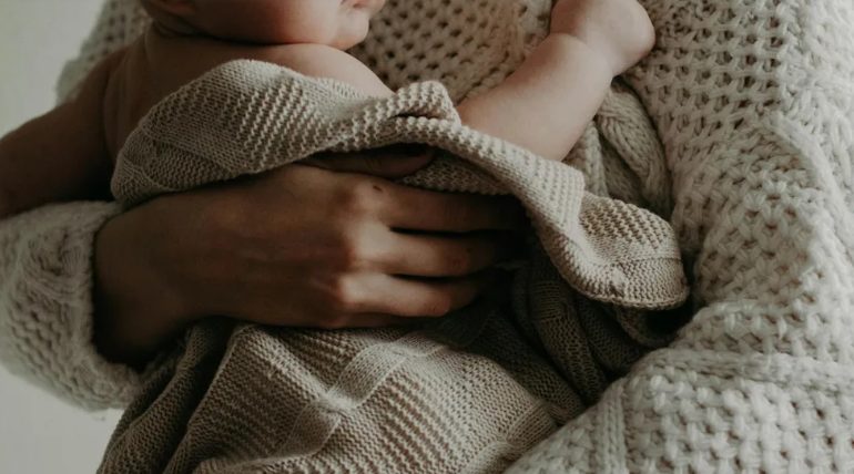 Ik viel in slaap met mijn baby in de wasserette – maar toen ik de wasmachine opende, kon ik niet geloven wat ik erin zag.