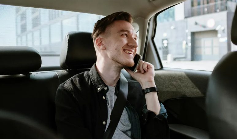 De verloofde van mijn broer was mijn pestkop van vroeger — dus gaf ik haar een huwelijkscadeau dat ze nooit zal vergeten.