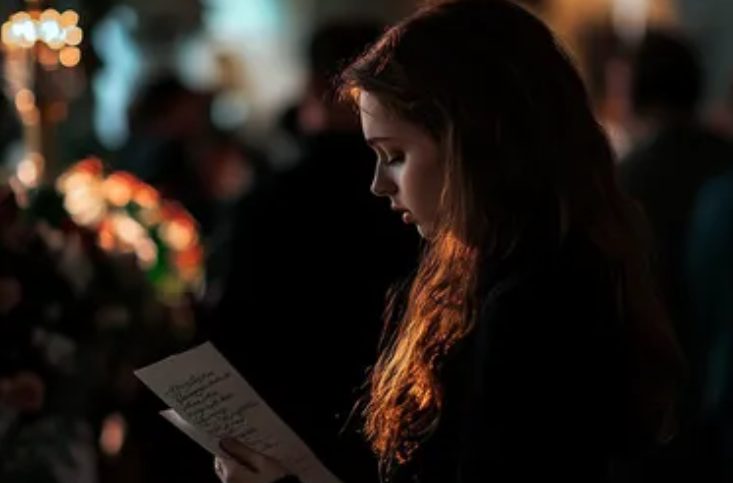 Toen ik ontdekte dat mijn ouders buiten in de kou stonden te wachten bij mijn huis, terwijl mijn schoonouders binnen plezier maakten, wist ik dat ik moest ingrijpen – en wat volgde keerde de situatie volledig om.