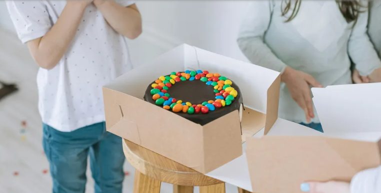 Mijn schoonmoeder verbood mij en mijn kinderen om een hele week de badkamer te gebruiken – toen ik haar negeerde en toch naar binnen ging, schreeuwde ik.