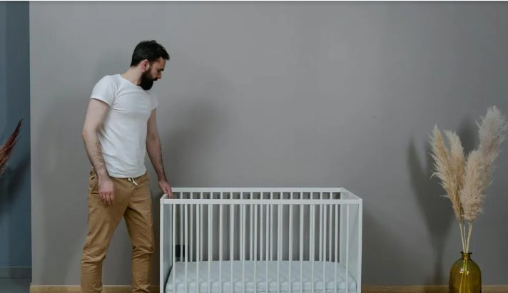 Mijn man ging op vakantie met zijn vrienden terwijl ik thuis bleef met de baby en herstellende was van een keizersnede – toen hij terugkwam, werd hij lijkbleek.