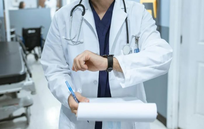 Mijn pasgeboren baby schreeuwde in de spoedafdeling toen een man met een Rolex zei dat ik middelen verspilde – en toen kwam de dokter binnen en verraste iedereen.